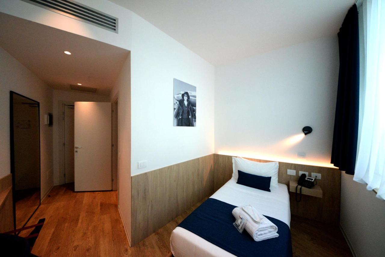 แอร์ รูม โรมแอร์พอร์ต บาย เฮลโลสกาย Hotel ฟิวมิชีโน ภายนอก รูปภาพ