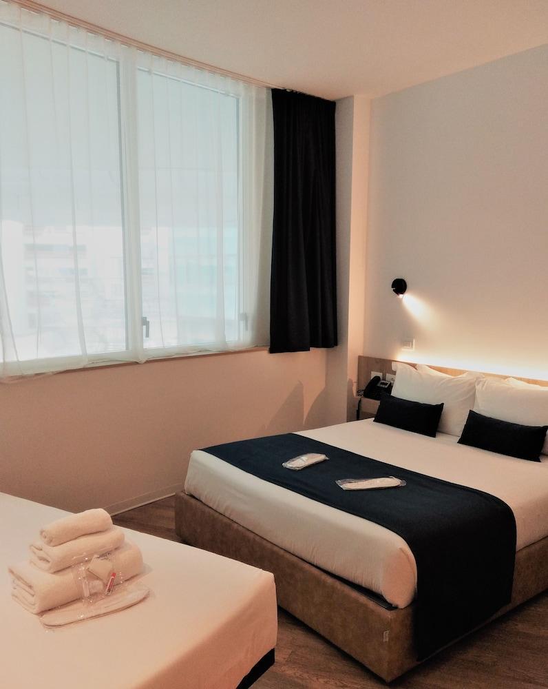 แอร์ รูม โรมแอร์พอร์ต บาย เฮลโลสกาย Hotel ฟิวมิชีโน ภายนอก รูปภาพ